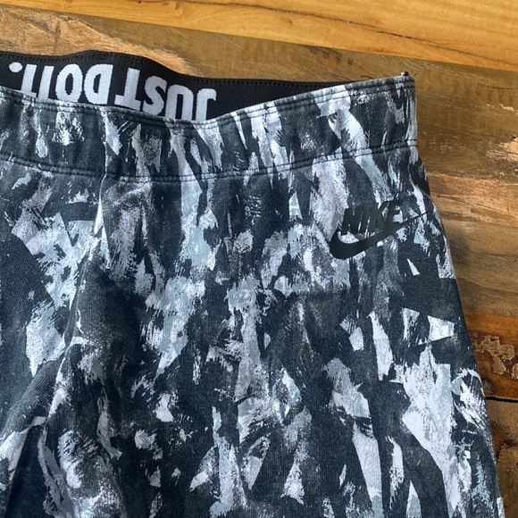 3 item bundle for $15✨ Black & white nike workout leggins - Picture 2 of 3